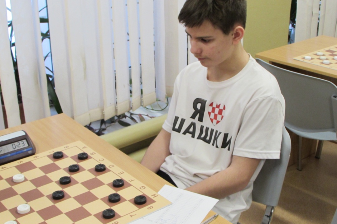 Ковалев за доской.JPG